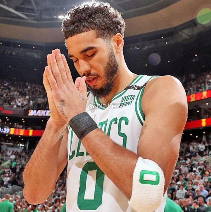 亚博体育-夺冠首场状态出色，巴塞罗那观众沸腾！，塔图姆重返赛场赛场气氛高涨的简单介绍