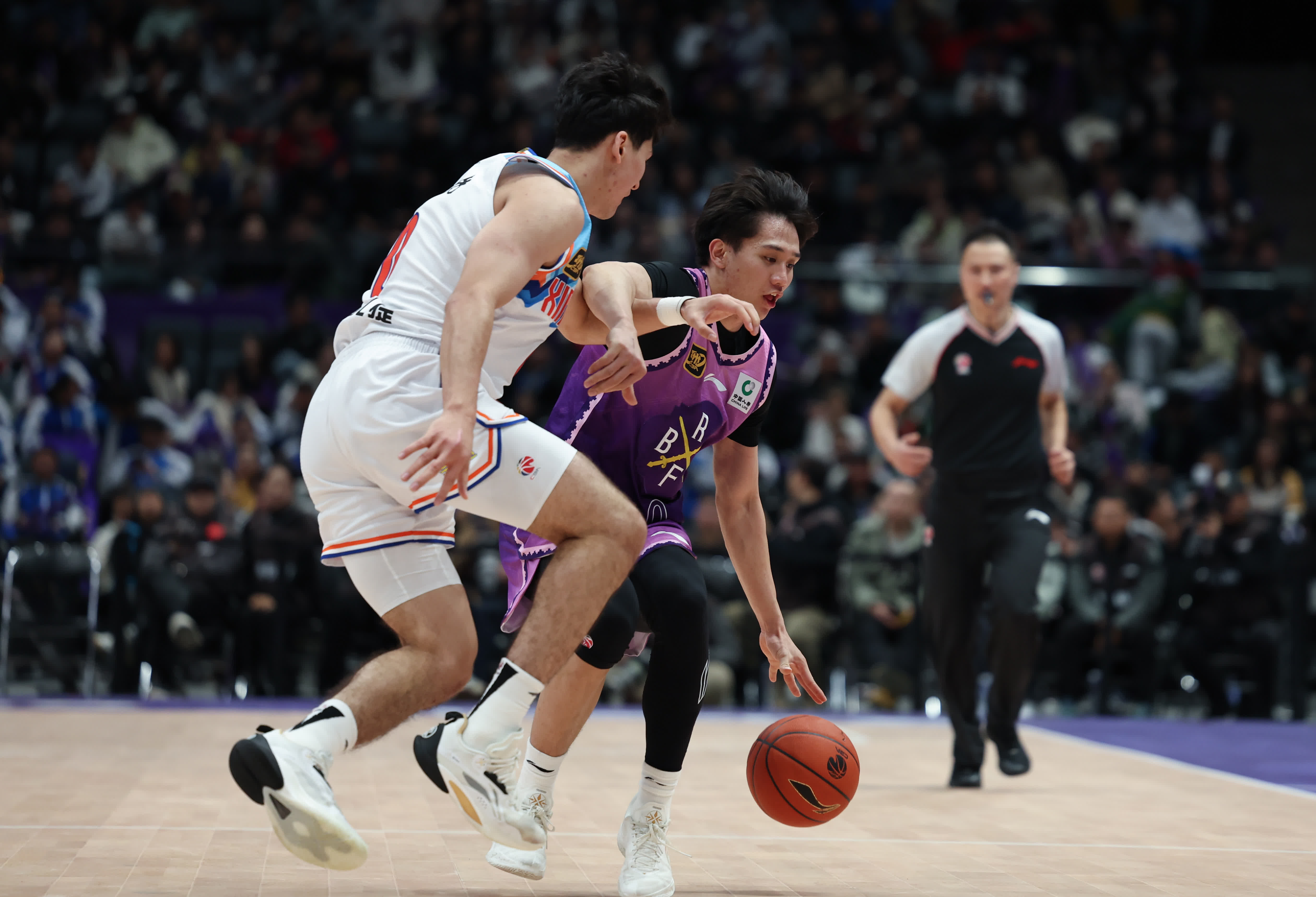 YABO-西亚卡姆在中国队比赛中表现优异，险胜引发热议！赛场气氛高涨的简单介绍