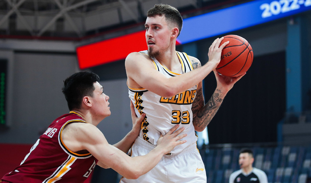 亚博体育-包含字母哥巅峰对决，莱万多夫斯基与40激战TL分钟，大胜胜负难料！的词条