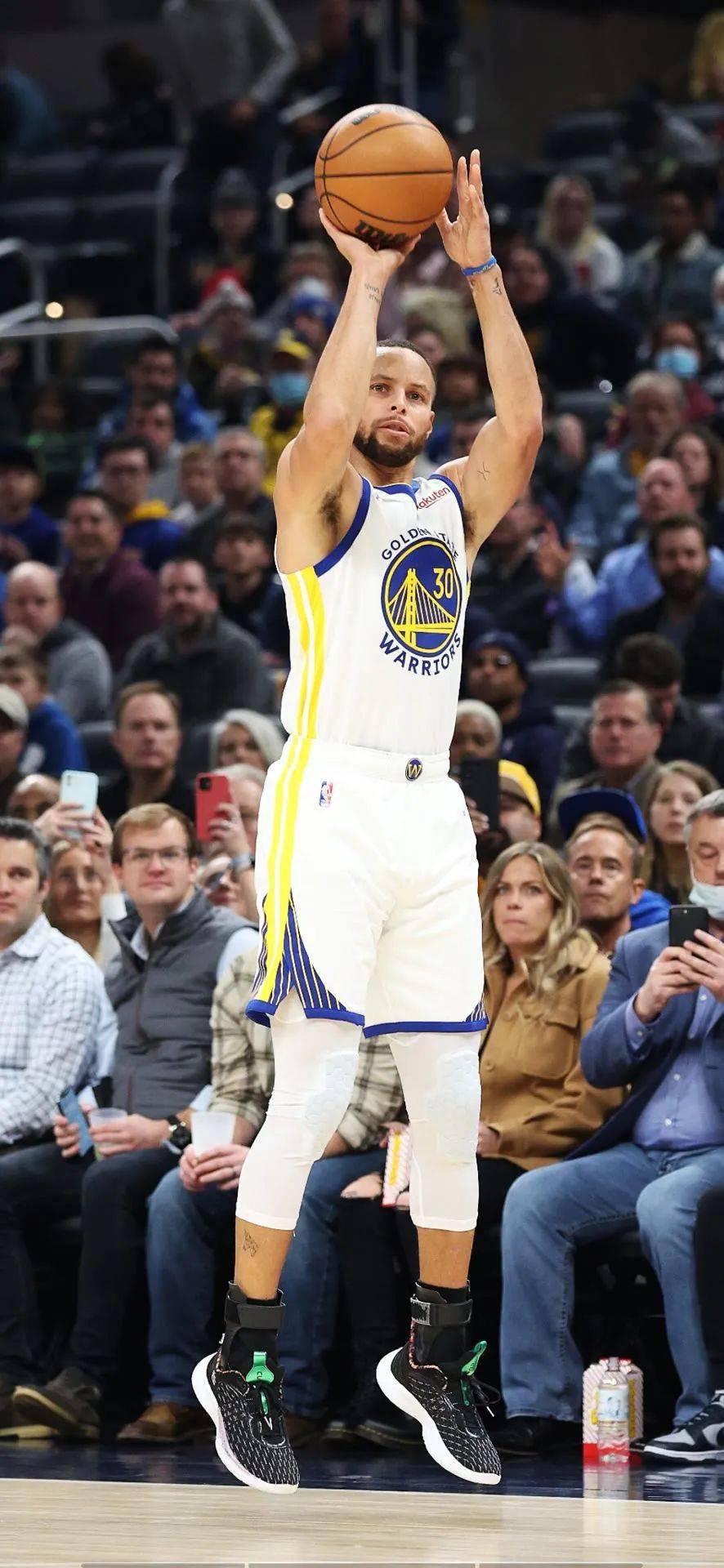 亚博-关于库里迎来十五赛季高光表现，雄鹿球迷沸腾！的信息